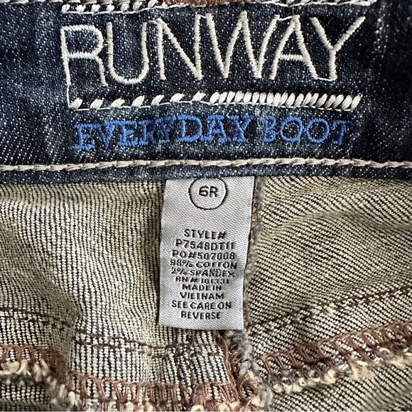 Refuge Runway Everyday Mid Rise Boot Jeans Size 6 - Picture 7 of 14